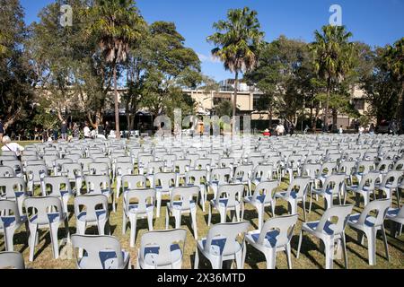 ANZAC Day 2024, les préparatifs sont en cours à Avalon Beach où le club de la RSL a organisé des places pour les milliers de personnes attendues au service Banque D'Images