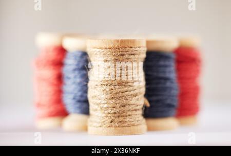 Corde, textile et fil écologique en studio pour la durabilité, le tapis et la production créative. Coton, laine et fil par fond blanc pour Banque D'Images