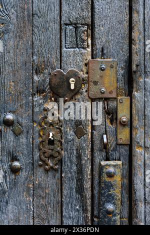 Ancienne porte en bois de chêne du 17/18ème siècle avec poteaux en fer et ferrures en bronze - Tours, Indre-et-Loire (37), France. Banque D'Images