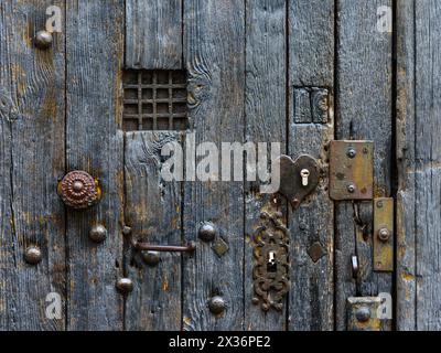 Ancienne porte en bois de chêne du 17/18ème siècle avec poteaux en fer et ferrures en bronze - Tours, Indre-et-Loire (37), France. Banque D'Images