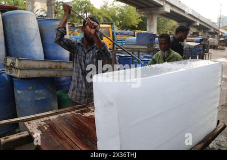 Dhaka. 25 avril 2024. Un travailleur écrase un bloc de glace au milieu de la vague de chaleur en cours à Dhaka, au Bangladesh, le 23 avril 2024. Crédit : Xinhua/Alamy Live News Banque D'Images