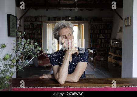 Fagagna (Udine), Italie, 11 juillet 2023. L'écrivaine, poète et traductrice allemande Esther Kinsky a représenté chez elle à Fagagna, un village du Frioul, une région à laquelle elle est particulièrement attachée et qui l'a inspirée à écrire Rombo (Iperborea, 2023), un roman qui rappelle, a travers sept habitants d’une vallée à l’extrême nord-est de la région, les jours du violent tremblement de terre qui a frappé le Frioul le 6 mai 1976. 'Rombo' est le lauréat du prix Kleist, candidat pour le Deutscher Buchpreis et le Prix européen Strega 2023.Esther Kinsky est l'une des voix les plus élevées et les plus originales sur le Banque D'Images