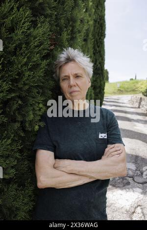 Fagagna (Udine), Italie, 12 juillet 2023. L'écrivaine, poète et traductrice allemande Esther Kinsky a dépeint à Fagagna, un village du Frioul, une région à laquelle elle est particulièrement attachée et qui l'a inspirée à écrire Rombo (Iperborea, 2023), un roman qui rappelle, à travers sept habitants d'une vallée à l'extrême nord-est de la région, les jours du violent tremblement de terre qui a frappé le Frioul le 6 mai 1976. 'Rombo' est le lauréat du prix Kleist, candidat pour le Deutscher Buchpreis et le Prix européen Strega 2023.Esther Kinsky est l'une des voix les plus élevées et les plus originales sur l'allemand Banque D'Images