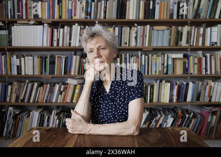 Fagagna (Udine), Italie, 11 juillet 2023. L'écrivaine, poète et traductrice allemande Esther Kinsky a représenté chez elle à Fagagna, un village du Frioul, une région à laquelle elle est particulièrement attachée et qui l'a inspirée à écrire Rombo (Iperborea, 2023), un roman qui rappelle, a travers sept habitants d’une vallée à l’extrême nord-est de la région, les jours du violent tremblement de terre qui a frappé le Frioul le 6 mai 1976. 'Rombo' est le lauréat du prix Kleist, candidat pour le Deutscher Buchpreis et le Prix européen Strega 2023.Esther Kinsky est l'une des voix les plus élevées et les plus originales sur le Banque D'Images