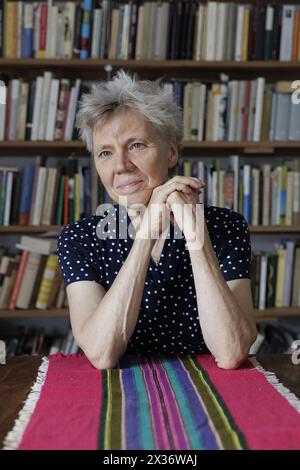 Fagagna (Udine), Italie, 11 juillet 2023. L'écrivaine, poète et traductrice allemande Esther Kinsky a représenté chez elle à Fagagna, un village du Frioul, une région à laquelle elle est particulièrement attachée et qui l'a inspirée à écrire Rombo (Iperborea, 2023), un roman qui rappelle, a travers sept habitants d’une vallée à l’extrême nord-est de la région, les jours du violent tremblement de terre qui a frappé le Frioul le 6 mai 1976. 'Rombo' est le lauréat du prix Kleist, candidat pour le Deutscher Buchpreis et le Prix européen Strega 2023.Esther Kinsky est l'une des voix les plus élevées et les plus originales sur le Banque D'Images