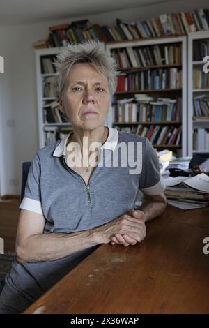 Fagagna (Udine), Italie, 12 juillet 2023. L'écrivaine, poète et traductrice allemande Esther Kinsky a dépeint dans son studio à la maison à Fagagna, un village du Frioul, une région à laquelle elle est particulièrement attachée et qui l'a inspirée à écrire 'Rombo' (Iperborea, 2023), un roman qui rappelle, a travers sept habitants d’une vallée à l’extrême nord-est de la région, les jours du violent tremblement de terre qui a frappé le Frioul le 6 mai 1976. 'Rombo' est le lauréat du prix Kleist, candidat pour le Deutscher Buchpreis et le Prix européen Strega 2023.Esther Kinsky est l'un des plus hauts et des plus originaux Banque D'Images