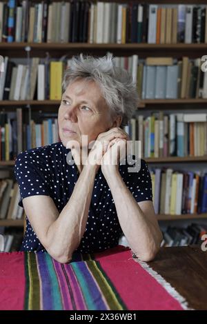 Fagagna (Udine), Italie, 11 juillet 2023. L'écrivaine, poète et traductrice allemande Esther Kinsky a représenté chez elle à Fagagna, un village du Frioul, une région à laquelle elle est particulièrement attachée et qui l'a inspirée à écrire Rombo (Iperborea, 2023), un roman qui rappelle, a travers sept habitants d’une vallée à l’extrême nord-est de la région, les jours du violent tremblement de terre qui a frappé le Frioul le 6 mai 1976. 'Rombo' est le lauréat du prix Kleist, candidat pour le Deutscher Buchpreis et le Prix européen Strega 2023.Esther Kinsky est l'une des voix les plus élevées et les plus originales sur le Banque D'Images