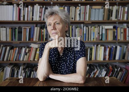 Fagagna (Udine), Italie, 11 juillet 2023. L'écrivaine, poète et traductrice allemande Esther Kinsky a représenté chez elle à Fagagna, un village du Frioul, une région à laquelle elle est particulièrement attachée et qui l'a inspirée à écrire Rombo (Iperborea, 2023), un roman qui rappelle, a travers sept habitants d’une vallée à l’extrême nord-est de la région, les jours du violent tremblement de terre qui a frappé le Frioul le 6 mai 1976. 'Rombo' est le lauréat du prix Kleist, candidat pour le Deutscher Buchpreis et le Prix européen Strega 2023.Esther Kinsky est l'une des voix les plus élevées et les plus originales sur le Banque D'Images