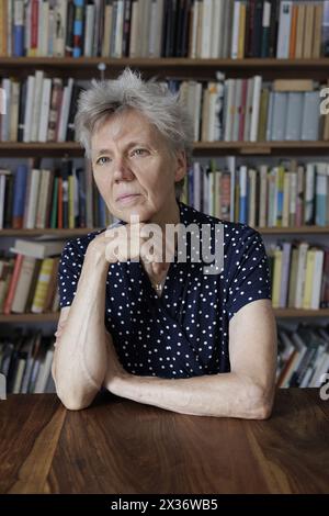 Fagagna (Udine), Italie, 11 juillet 2023. L'écrivaine, poète et traductrice allemande Esther Kinsky a représenté chez elle à Fagagna, un village du Frioul, une région à laquelle elle est particulièrement attachée et qui l'a inspirée à écrire Rombo (Iperborea, 2023), un roman qui rappelle, a travers sept habitants d’une vallée à l’extrême nord-est de la région, les jours du violent tremblement de terre qui a frappé le Frioul le 6 mai 1976. 'Rombo' est le lauréat du prix Kleist, candidat pour le Deutscher Buchpreis et le Prix européen Strega 2023.Esther Kinsky est l'une des voix les plus élevées et les plus originales sur le Banque D'Images