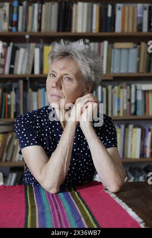 Fagagna (Udine), Italie, 11 juillet 2023. L'écrivaine, poète et traductrice allemande Esther Kinsky a représenté chez elle à Fagagna, un village du Frioul, une région à laquelle elle est particulièrement attachée et qui l'a inspirée à écrire Rombo (Iperborea, 2023), un roman qui rappelle, a travers sept habitants d’une vallée à l’extrême nord-est de la région, les jours du violent tremblement de terre qui a frappé le Frioul le 6 mai 1976. 'Rombo' est le lauréat du prix Kleist, candidat pour le Deutscher Buchpreis et le Prix européen Strega 2023.Esther Kinsky est l'une des voix les plus élevées et les plus originales sur le Banque D'Images