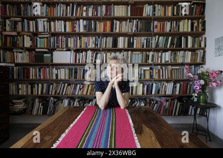 Fagagna (Udine), Italie, 11 juillet 2023. L'écrivaine, poète et traductrice allemande Esther Kinsky a représenté chez elle à Fagagna, un village du Frioul, une région à laquelle elle est particulièrement attachée et qui l'a inspirée à écrire Rombo (Iperborea, 2023), un roman qui rappelle, a travers sept habitants d’une vallée à l’extrême nord-est de la région, les jours du violent tremblement de terre qui a frappé le Frioul le 6 mai 1976. 'Rombo' est le lauréat du prix Kleist, candidat pour le Deutscher Buchpreis et le Prix européen Strega 2023.Esther Kinsky est l'une des voix les plus élevées et les plus originales sur le Banque D'Images