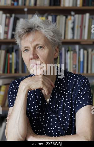 Fagagna (Udine), Italie, 11 juillet 2023. L'écrivaine, poète et traductrice allemande Esther Kinsky a représenté chez elle à Fagagna, un village du Frioul, une région à laquelle elle est particulièrement attachée et qui l'a inspirée à écrire Rombo (Iperborea, 2023), un roman qui rappelle, a travers sept habitants d’une vallée à l’extrême nord-est de la région, les jours du violent tremblement de terre qui a frappé le Frioul le 6 mai 1976. 'Rombo' est le lauréat du prix Kleist, candidat pour le Deutscher Buchpreis et le Prix européen Strega 2023.Esther Kinsky est l'une des voix les plus élevées et les plus originales sur le Banque D'Images