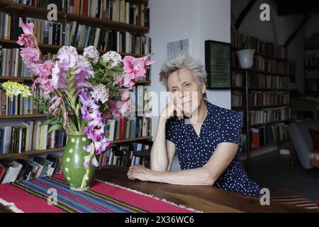 Fagagna (Udine), Italie, 11 juillet 2023. L'écrivaine, poète et traductrice allemande Esther Kinsky a représenté chez elle à Fagagna, un village du Frioul, une région à laquelle elle est particulièrement attachée et qui l'a inspirée à écrire Rombo (Iperborea, 2023), un roman qui rappelle, a travers sept habitants d’une vallée à l’extrême nord-est de la région, les jours du violent tremblement de terre qui a frappé le Frioul le 6 mai 1976. 'Rombo' est le lauréat du prix Kleist, candidat pour le Deutscher Buchpreis et le Prix européen Strega 2023.Esther Kinsky est l'une des voix les plus élevées et les plus originales sur le Banque D'Images