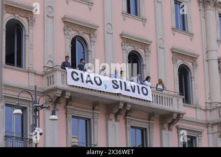 Milan, Italie, 14 Giugno, 2023. Le dernier adieu affiché sur un balcon de la Piazza del Duomo lors des funérailles d'État de l'ancien président italien Silvio Berlusconi, décédé le 12 juin 2023 à l'hôpital San Raffaele de Milan. les funérailles, célébrées à l'intérieur de la cathédrale de Milan, ont été retransmises en direct sur les écrans géants installés sur la place pour le public. Milan, Italie, 14 juin 2023. L’ultimo saluto esposto ad un Balcone di Piazza del Duomo durante i Funerali di Stato dell’ex Presidente del Consiglio dei ministri della Repubblica Italiana Silvio Berlusconi, morto il 12 giugno 2023 all» Banque D'Images