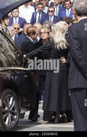 Milan, Italie, 14 Giugno, 2023. De gauche à droite : Paolo Berlusconi, le frère de Silvio Berlusconi, accompagné des filles de Silvio Berlusconi Marina et Barbara Berlusconi, assistent aux funérailles d’État de l’ancien premier ministre italien Silvio Berlusconi à la cathédrale de Milan (Duomo di Milano). Berlusconi meurt le 12 juin 2023 à l'hôpital San Raffaele de Milan. Les funérailles, célébrées par l’archevêque Mario Delpini, ont été retransmises en direct sur les maxi écrans installés sur la place pour le public. Milan, Italie, 14 Giugno, 2023. Da sinistra : il fratello di Silvio Berlusconi Paolo Berlusconi c Banque D'Images