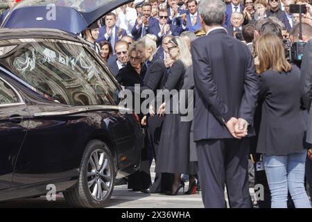 Milan, Italie, 14 Giugno, 2023. De gauche à droite : Paolo Berlusconi, le frère de Silvio Berlusconi, Marina Berlusconi, l’ancienne fille du PM et Marta Fascina, dernière partenaire de Berlusconi, avec Barbara, la deuxième fille de Berlusconi, assistaient aux funérailles d’État de l’ancien premier ministre italien Silvio Berlusconi, tenues à la cathédrale de Milan (Duomo di Milano). Berlusconi meurt le 12 juin 2023 à l'hôpital San Raffaele de Milan. Les funérailles, célébrées par l’archevêque Mario Delpini, ont été retransmises en direct sur les maxi écrans installés sur la place pour le public. Milan, Italie, 14 Giugno, 2023. Da sinistra : je Banque D'Images