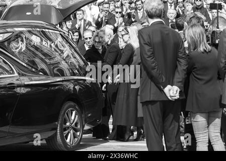 Milan, Italie, 14 Giugno, 2023. De gauche à droite : Paolo Berlusconi, le frère de Silvio Berlusconi, Marina Berlusconi, l’ancienne fille du PM et Marta Fascina, dernière partenaire de Berlusconi, avec Barbara, la deuxième fille de Berlusconi, assistaient aux funérailles d’État de l’ancien premier ministre italien Silvio Berlusconi, tenues à la cathédrale de Milan (Duomo di Milano). Berlusconi meurt le 12 juin 2023 à l'hôpital San Raffaele de Milan. Les funérailles, célébrées par l’archevêque Mario Delpini, ont été retransmises en direct sur les maxi écrans installés sur la place pour le public. Milan, Italie, 14 Giugno, 2023. Da sinistra : je Banque D'Images