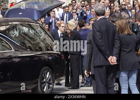 Milan, Italie, 14 Giugno, 2023. De gauche à droite : Paolo Berlusconi, frère de Silvio Berlusconi, Marina Berlusconi, fille de Silvio Berlusconi, et Marta Fascina, dernière partenaire de Berlusconi, assistaient aux funérailles d’État de l’ancien premier ministre italien Silvio Berlusconi, tenues à la cathédrale de Milan (Duomo di Milano). Berlusconi meurt le 12 juin 2023 à l'hôpital San Raffaele de Milan. Les funérailles, célébrées par l’archevêque Mario Delpini, ont été retransmises en direct sur les maxi écrans installés sur la place pour le public. Milan, Italie, 14 Giugno, 2023. Da sinistra : il fratello di Silvio Berlusconi Banque D'Images