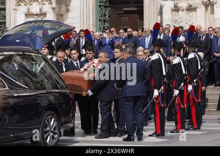 Milan, Italie, 14 Giugno, 2023. Le cercueil de l'ancien premier ministre italien Silvio Berlusconi, décédé le 12 juin 2023 à l'hôpital San Raffaele de Milan, est réalisé dans la cathédrale de Milan (Duomo di Milano), à la fin des funérailles d'État tenues à l'intérieur de la cathédrale. Les funérailles, célébrées par l’archevêque Mario Delpini, ont été retransmises en direct sur les maxi écrans installés sur la place pour le public. Presenti ai funerali oltre la famiglia, molti esponenti politici e personaggi dello spettacolo e del calcio, tra cui il presidente della Repubblica Sergio Mattarella, la Presidente del Consigl Banque D'Images