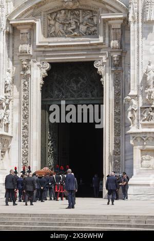 Milan, Italie, 14 Giugno, 2023. Le cercueil de l'ancien premier ministre italien Silvio Berlusconi, décédé le 12 juin 2023 à l'hôpital San Raffaele de Milan, est transporté à l'intérieur de la cathédrale de Milan (Duomo di Milano), pour célébrer les funérailles d'État. Les funérailles, célébrées par l'archevêque Mario Delpini, ont été retransmises en direct sur les maxi écrans installés sur la place pour le public.Milan, Italie, 14 juin 2023. La bara dell'ex Primo Ministro Italiano Silvio Berlusconi, morto il 12 giugno 2023 all'Ospedale San Raffaele di Milano, viene portata all'interno del Duomo di Milano per celeare i funerali Banque D'Images