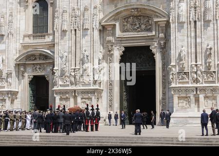 Milan, Italie, 14 Giugno, 2023. Le cercueil de l'ancien premier ministre italien Silvio Berlusconi, décédé le 12 juin 2023 à l'hôpital San Raffaele de Milan, est transporté à l'intérieur de la cathédrale de Milan (Duomo di Milano), pour célébrer les funérailles d'État. Les funérailles, célébrées par l'archevêque Mario Delpini, ont été retransmises en direct sur les maxi écrans installés sur la place pour le public.Milan, Italie, 14 juin 2023. La bara dell'ex Primo Ministro Italiano Silvio Berlusconi, morto il 12 giugno 2023 all'Ospedale San Raffaele di Milano, viene portata all'interno del Duomo di Milano per celeare i funerali Banque D'Images