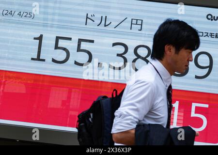 Tokyo, Japon. 25 avril 2024. Un écran électronique montre le taux de change en temps réel du yen japonais par rapport au dollar américain à Tokyo, Japon, le 25 avril 2024. La dépréciation continue du yen japonais a suscité de grandes inquiétudes car la monnaie a atteint lundi son plus bas niveau en 34 ans de 154,85 par rapport au dollar américain, proche du seuil sensible de 155.POUR aller AVEC 'Explainer : où le yen japonais doit aller après avoir atteint son plus bas niveau en 34 ans' crédit : Zhang Xiaoyu/Xinhua/Alamy Live News Banque D'Images