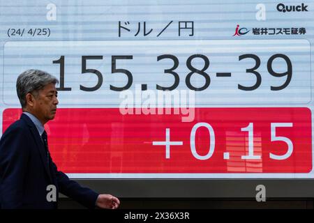 Tokyo, Japon. 25 avril 2024. Un écran électronique montre le taux de change en temps réel du yen japonais par rapport au dollar américain à Tokyo, Japon, le 25 avril 2024. La dépréciation continue du yen japonais a suscité de grandes inquiétudes car la monnaie a atteint lundi son plus bas niveau en 34 ans de 154,85 par rapport au dollar américain, proche du seuil sensible de 155.POUR aller AVEC 'Explainer : où le yen japonais doit aller après avoir atteint son plus bas niveau en 34 ans' crédit : Zhang Xiaoyu/Xinhua/Alamy Live News Banque D'Images