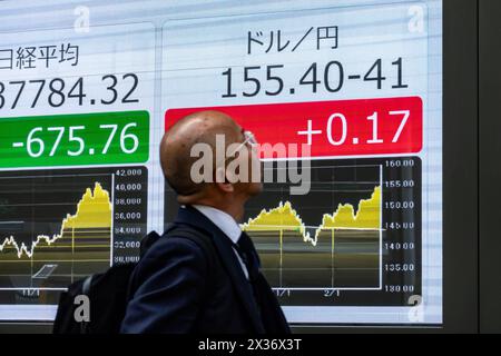 Tokyo, Japon. 25 avril 2024. Un écran électronique montre le taux de change en temps réel du yen japonais par rapport au dollar américain à Tokyo, Japon, le 25 avril 2024. La dépréciation continue du yen japonais a suscité de grandes inquiétudes car la monnaie a atteint lundi son plus bas niveau en 34 ans de 154,85 par rapport au dollar américain, proche du seuil sensible de 155.POUR aller AVEC 'Explainer : où le yen japonais doit aller après avoir atteint son plus bas niveau en 34 ans' crédit : Zhang Xiaoyu/Xinhua/Alamy Live News Banque D'Images