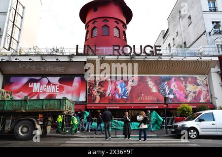 Les ailes du célèbre Moulin Rouge de Montmartre sont tombées dans la rue dans la nuit du 25 avril 2024 - place Blanche, Paris - France Banque D'Images