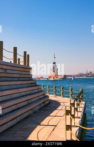 Maiden's Tower aka Kiz Kulesi photo de fond verticale. Visitez Istanbul concept. Banque D'Images