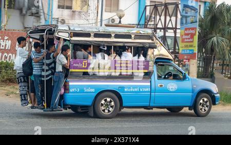 BANGKOK, THAÏLANDE, Mar 10 2024, les gens sont transportés dans un taxi partagé pick up - songthaew Banque D'Images