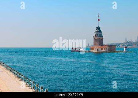 Kiz Kulesi ou Maiden's Tower avec paysage urbain d'Istanbul. Visitez Istanbul photo de fond. Banque D'Images