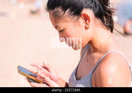 portrait d'une jeune femme asiatique utilisant un téléphone portable Banque D'Images