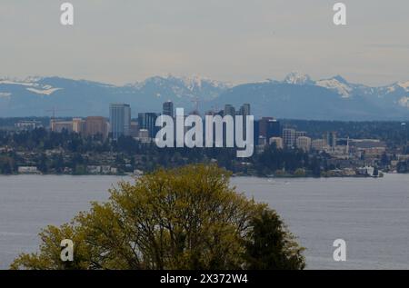 Bellevue, Washington, de l'autre côté du lac Washington, de Seattle, avec les Cascade Foothills au loin. Banque D'Images