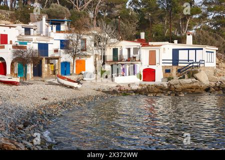 Pittoresque littoral méditerranéen coloré à Gérone. Salguer Cove. Catalogne, Espagne Banque D'Images
