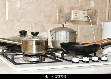 Intérieur de la maison. Des casseroles et des poêles ont été laissées sur la cuisinière à gaz. Banque D'Images