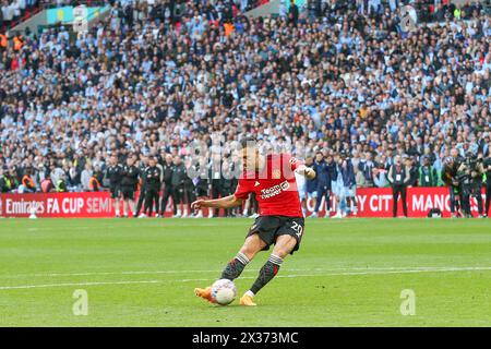 Londres, Royaume-Uni. 21 avril 2024. Le défenseur de Manchester United Diogo Dalot (20 ans) a manqué lors de la demi-finale de la Coventry City FC contre Manchester United FC Emirates FA Cup au stade de Wembley, Londres, Angleterre, Royaume-Uni le 21 avril 2024 Credit : Every second Media/Alamy Live News Banque D'Images