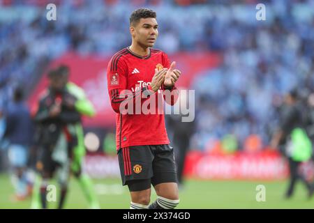 Londres, Royaume-Uni. 21 avril 2024. Le milieu de terrain de Manchester United Casemiro (18 ans) applaudit les supporters après avoir remporté la demi-finale de la Coupe de football Coventry City FC contre Manchester United FC Emirates au stade de Wembley, Londres, Angleterre, Royaume-Uni le 21 avril 2024 crédit : Every second Media/Alamy Live News Banque D'Images