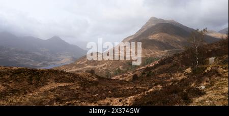 Vue de West Highland Way au-dessus de Kinlochleven vers Pap of Glencoe (l) et Beinn na Caillich (R) Banque D'Images