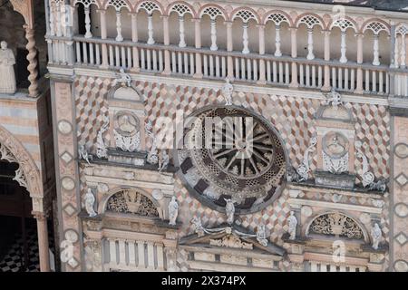 Porche gothique Giovanni da Campione du XIVe siècle de Lombard Romanesque Basilica di Santa Maria Maggiore (Basilique des services Mary Major) de XII cent Banque D'Images