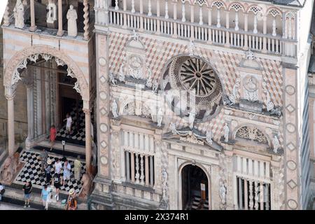 Porche gothique Giovanni da Campione du XIVe siècle de Lombard Romanesque Basilica di Santa Maria Maggiore (Basilique des services Mary Major) de XII cent Banque D'Images