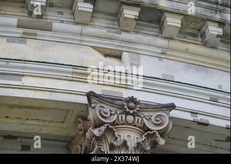 AUS der Fassade am tambour des Berliner Doms ist ein Stueck Stein abgebrochen Foto vom 24.04.2024. Der tambour des Berliner Doms muss wegen massiver Schaeden restauriert werden. Die Geschaeftsfuehrerin des Doms, Mareike Windorf, sagte am Mittwoch zum Auftakt einer Spendenkampagne fuer die Instandsetzungsarbeiten an dem Bauteil unter der Kuppel, die umfassende Massnahme SEI dringend erforderlich. Der tambour muesse vor weiteren Verlusten an den Oberflaechen geschuetzt werden. Die hohen Kosten fuer die noetigen Arbeiten koennen laut Windorf nicht von der Domgemeinde allein getragen werden. Dafue Banque D'Images