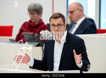 Potsdam, Allemagne. 25 avril 2024. Erik Stohn (SPD) intervient lors de la session du parlement de l'État de Brandebourg sur le thème "Introduction de la médecine universitaire d'État dans l'État de Brandebourg". En arrière-plan, Dietmar Woidke (à droite, SPD), ministre-président du Brandebourg, et Kathrin Schneider (à gauche, SPD), ministre du Brandebourg et chef de la chancellerie d'État. Crédit : Soeren Stache/dpa/Alamy Live News Banque D'Images