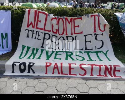 Low Plaza, Columbia University, 2970 Broadway, New York, NY 10027. 24 avril 2024. Sur la toile de fond d’un camp de squatters érigé par des manifestants étudiants palestiniens sur la main Plaza de l’Université Columbia de New York, le Président de la Chambre des représentants américaine Mike Johnson (LA-R) s’adresse aux médias, mais son message de raison en opposition aux affichages antisémites et aux menaces répandues dans des dizaines d’universités américaines sous occupation similaire par des manifestations pro-Hamas est noyé par une foule de plus en plus répressive et hostile. ©Julia Mineeva/EGBN TV News/Alamy Live News Banque D'Images