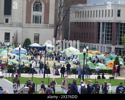 Low Plaza, Columbia University, 2970 Broadway, New York, NY 10027. 24 avril 2024. Sur la toile de fond d’un camp de squatters érigé par des manifestants étudiants palestiniens sur la main Plaza de l’Université Columbia de New York, le Président de la Chambre des représentants américaine Mike Johnson (LA-R) s’adresse aux médias, mais son message de raison en opposition aux affichages antisémites et aux menaces répandues dans des dizaines d’universités américaines sous occupation similaire par des manifestations pro-Hamas est noyé par une foule de plus en plus répressive et hostile. ©Julia Mineeva/EGBN TV News/Alamy Live News Banque D'Images