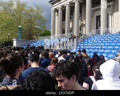 Low Plaza, Columbia University, 2970 Broadway, New York, NY 10027. 24 avril 2024. Sur la toile de fond d’un camp de squatters érigé par des manifestants étudiants palestiniens sur la main Plaza de l’Université Columbia de New York, le Président de la Chambre des représentants américaine Mike Johnson (LA-R) s’adresse aux médias, mais son message de raison en opposition aux affichages antisémites et aux menaces répandues dans des dizaines d’universités américaines sous occupation similaire par des manifestations pro-Hamas est noyé par une foule de plus en plus répressive et hostile. ©Julia Mineeva/EGBN TV News/Alamy Live News Banque D'Images