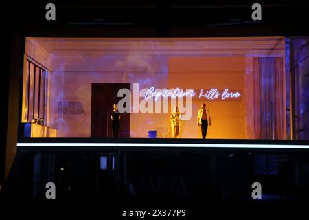 Penny Sofroniadou als Susanna, Nadja Mchantaf als Gräfin Almaviva und Hubert Zapior als Graf Almaviva, v.l., während der Fotoprobe für le nozze di Figaro in der Komischen Oper im Schillertheater in Berlin, 24. Avril 2024. // Opera Buffa in vier Akten von Wolfgang Amadeus Mozart. Musikalische Leitung James Gaffigan. Inszenierung, Bühne und Kostüme Kirill Serebrennikov. Premiere ist AM 27. Avril 2024. Komische Oper Berlin le nozze di Figaro *** Penny Sofroniadou dans le rôle de Susanna , Nadja Mchantaf dans le rôle de la comtesse Almaviva et Hubert Zapior dans le rôle du comte Almaviva , f l , lors de la répétition photographique pour le nozze di Banque D'Images