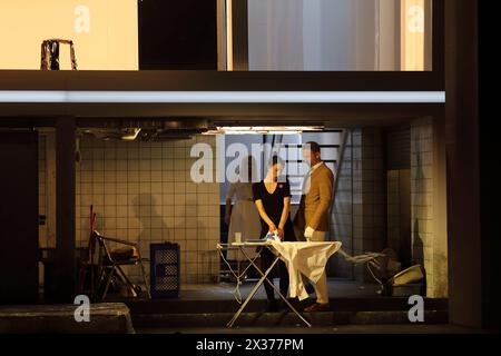 Nadja Mchantaf als Gräfin Almaviva, Penny Sofroniadou als Susanna und Hubert Zapior als Graf Almaviva, v.l., während der Fotoprobe für le nozze di Figaro in der Komischen Oper im Schillertheater in Berlin, 24. Avril 2024. // Opera Buffa in vier Akten von Wolfgang Amadeus Mozart. Musikalische Leitung James Gaffigan. Inszenierung, Bühne und Kostüme Kirill Serebrennikov. Premiere ist AM 27. Avril 2024. Komische Oper Berlin le nozze di Figaro *** Nadja Mchantaf dans le rôle de la comtesse Almaviva , Penny Sofroniadou dans le rôle de Susanna et Hubert Zapior dans le rôle du comte Almaviva , f l , lors de la répétition photographique pour le nozze di Banque D'Images