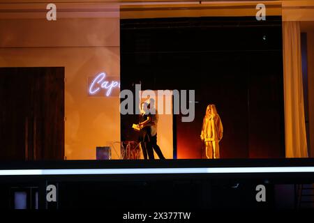 Penny Sofroniadou als Susanna, Hubert Zapior als Graf Almaviva und Nadja Mchantaf als Gräfin Almaviva, v.l., während der Fotoprobe für le nozze di Figaro in der Komischen Oper im Schillertheater in Berlin, 24. Avril 2024. // Opera Buffa in vier Akten von Wolfgang Amadeus Mozart. Musikalische Leitung James Gaffigan. Inszenierung, Bühne und Kostüme Kirill Serebrennikov. Premiere ist AM 27. Avril 2024. Komische Oper Berlin le nozze di Figaro *** Penny Sofroniadou dans le rôle de Susanna , Hubert Zapior dans le rôle du comte Almaviva et Nadja Mchantaf dans le rôle de la comtesse Almaviva , f l , lors de la répétition photographique pour le nozze di Banque D'Images