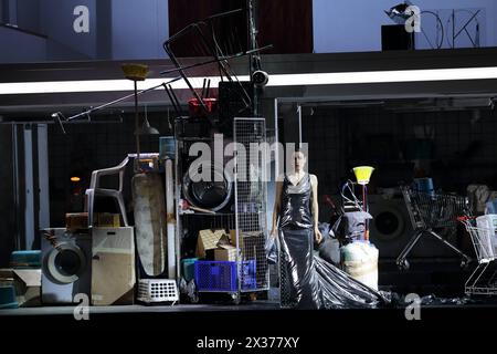 Penny Sofroniadou als Susanna während der Fotoprobe für le nozze di Figaro in der Komischen Oper im Schillertheater in Berlin, 24. Avril 2024. // Opera Buffa in vier Akten von Wolfgang Amadeus Mozart. Musikalische Leitung James Gaffigan. Inszenierung, Bühne und Kostüme Kirill Serebrennikov. Premiere ist AM 27. Avril 2024. Komische Oper Berlin le nozze di Figaro *** Penny Sofroniadou dans le rôle de Susanna lors de la répétition photographique pour le nozze di Figaro au Komische Oper im Schillertheater de Berlin, 24 avril 2024 Opera buffa en quatre actes de Wolfgang Amadeus Mozart Direction musicale James Gaffigan Pr Banque D'Images